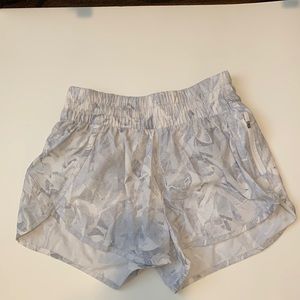 Lululemon Tracker Short 5” grey & white pattern size 6